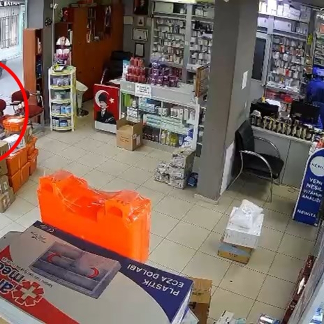 Eczane önüne çıkan kadın çalışana saldırıp kıyafetini çıkarmaya çalışan şüp...