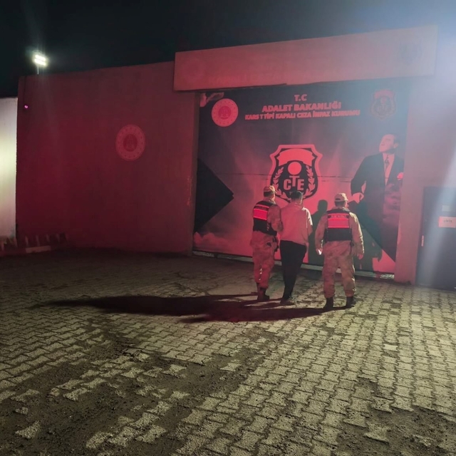 Dolandırıcılıktan aranıyordu, Digor'da yakalandı