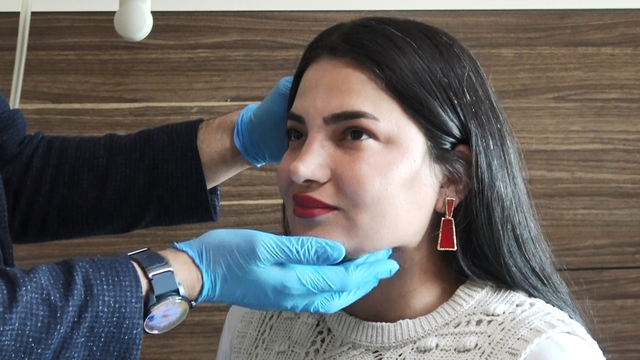 Teşhis için 1,5 yıl dolaştı, çözümü Samsun'da 15 dakikalık operasyonla buldu
Hakkarili genç kadın tükürük bezi taşından sialendoskopi ile 15 dakikada kurtuldu