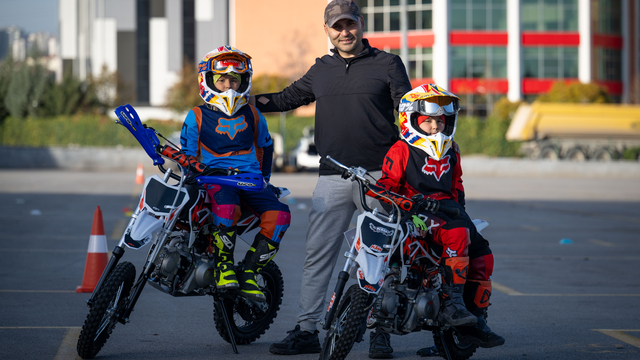 Motosiklet tutkusunu çocuklarına aşılayan baba, pazar yerine kurduğu pistte eğitim veriyor