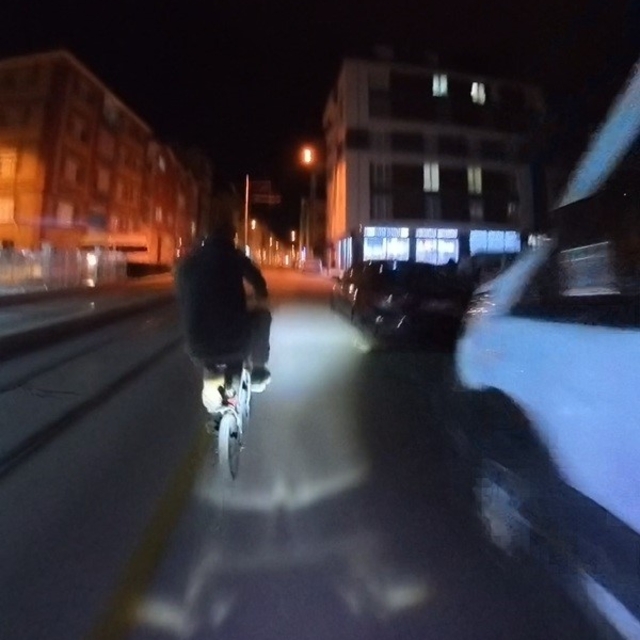 Bisiklete çarpmamak için hamle yapan motosikletli kendini yerde buldu