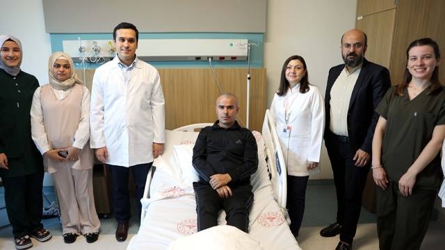 Bilinç açıkken yapılan ameliyat 3,5 saat sürdü; hastanın beynindeki kitle alındı