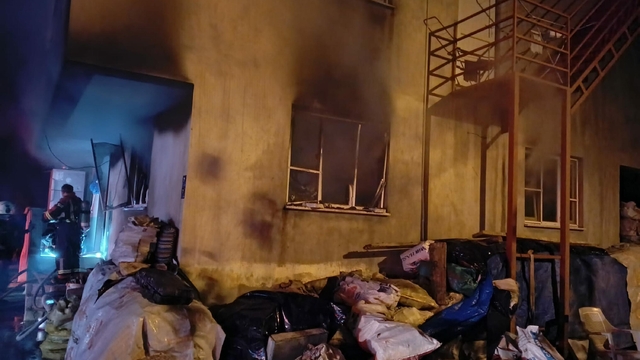 Aydın'da 2 katlı evde yangın; 3 kişi dumandan etkilendi