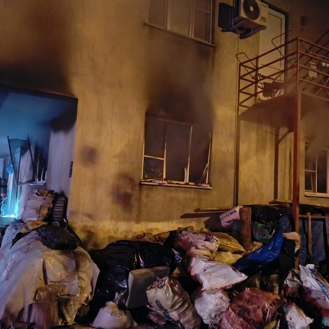 Aydın'da 2 katlı evde yangın; 3 kişi dumandan etkilendi