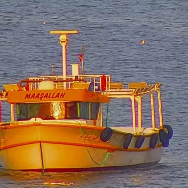 Sahil Güvenlik Komutanlığı'ndan Yunan unsurlarınca bir balıkçı teknesine yö...