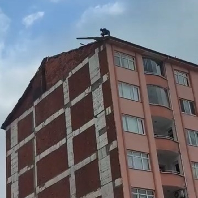 Elazığ'da inşaat işçisinin tehlikeli çalışması