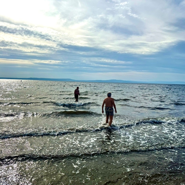 Erdek'te sıcak havayı fırsat bilenler denize girdi