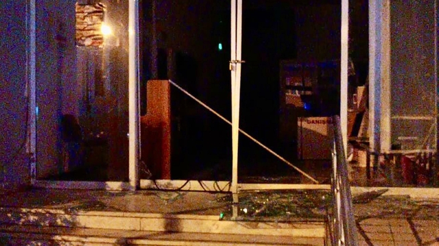 İzmir'de belediye binasına taşlı saldırı; 1 gözaltı