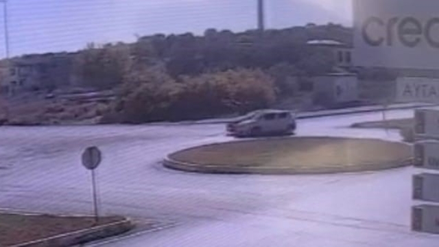 Manavgat'ta iki otomobilin kavşakta çarpışması kameraya yansıdı