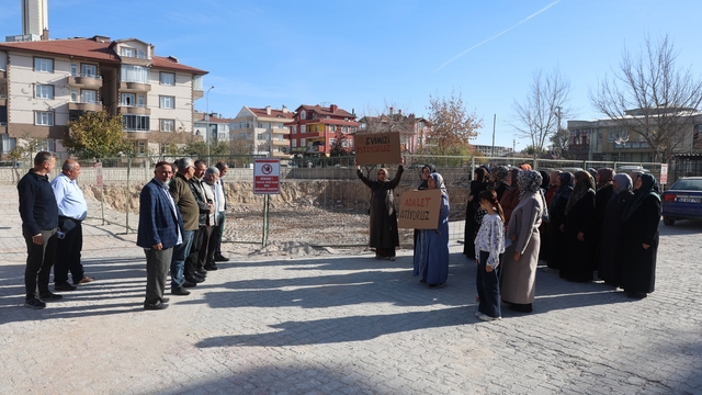 Kesilen doğal gaz borusu patlaması sonrası yıkılan apartmanın sakinleri yeni evlerine kavuşacakları günü bekliyor
