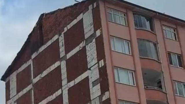 Elazığ'da inşaat işçisinin tehlikeli çalışması