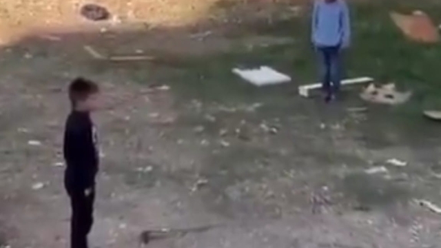 AFAD'ın siren testi sırasında çocuklar esas duruşa geçti