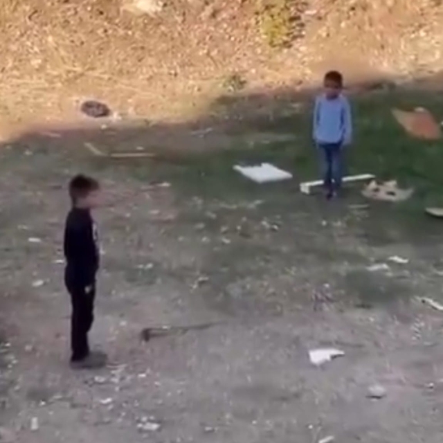 AFAD'ın siren testi sırasında çocuklar esas duruşa geçti