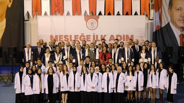 BŞEÜ Diş Hekimliği Fakültesi'nin yeni öğrencileri törenle beyaz önlüklerini giydi