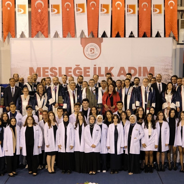 BŞEÜ Diş Hekimliği Fakültesi'nin yeni öğrencileri törenle beyaz önlüklerini...