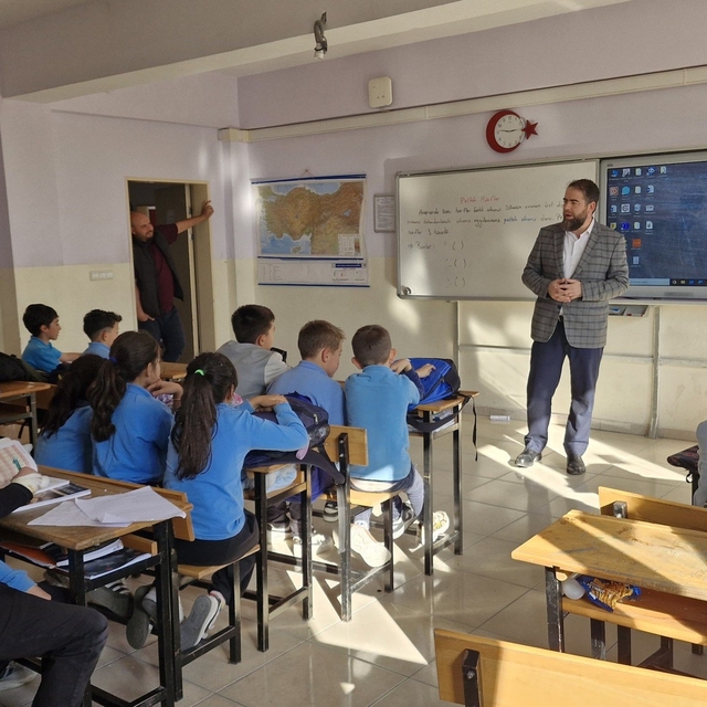 Emet İlçe Vaizi Gül'ün ortaokul öğrencileriyle değerler eğitimi buluşması