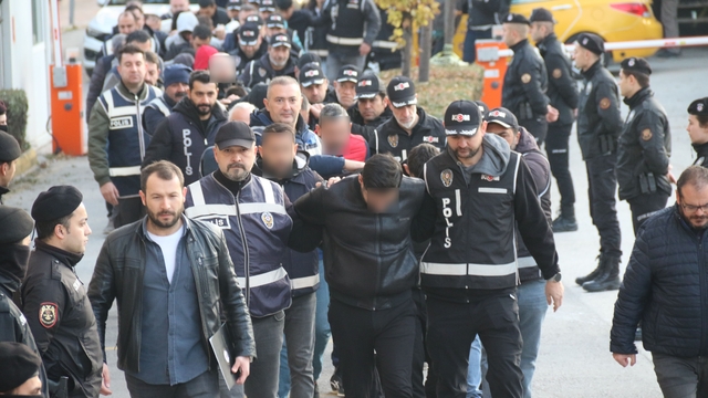 Eskişehir'de silahlı organize suç örgütüne yönelik operasyon
Aralarında 10'u tutuklu ve diğerleri çeşitli suçlardan kaydı olan toplam 31 şüpheliden 20'si adliyeye sevk edildi