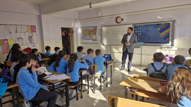 Emet İlçe Vaizi Gül'ün ortaokul öğrencileriyle değerler eğitimi buluşması