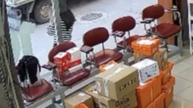 Hava almak için dışarı çıkan eczacının üzerine atladı: "Çıplak sandım"
Bursa'da yaşanan cinsel saldırı kamerada
