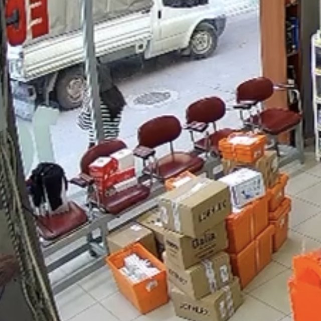 Hava almak için dışarı çıkan eczacının üzerine atladı: "Çıplak sandım"
Burs...