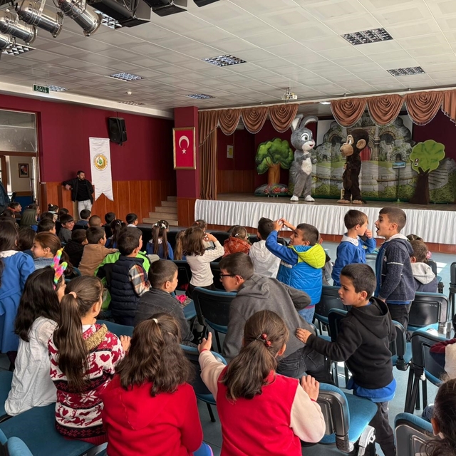 Sarıkamış'ta "Şarkılı Orman" oyununa miniklerden yoğun ilgi