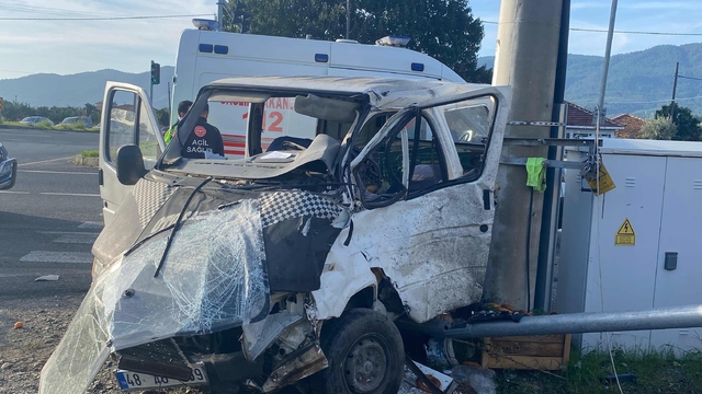 Muğla'da otobüs ile minibüs çarpıştı: 2 yaralı