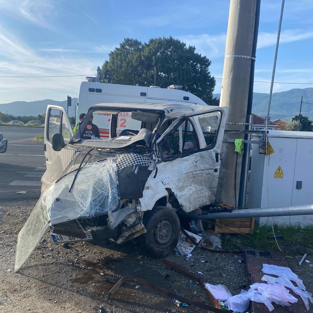 Muğla'da otobüs ile minibüs çarpıştı: 2 yaralı