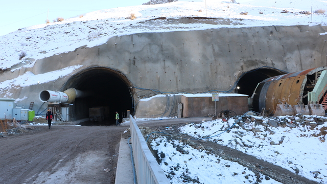 Yüksekova'da T2 tünelinin yapım çalışmaları devam ediyor
