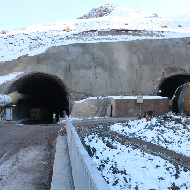 Yüksekova'da T2 tünelinin yapım çalışmaları devam ediyor