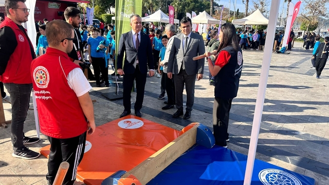 Geleneksel Oyunlar Tırı, geçmişin oyunlarını Fethiye'de öğrencilerle buluşturdu
