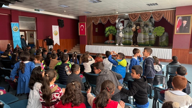 Sarıkamış'ta "Şarkılı Orman" oyununa miniklerden yoğun ilgi