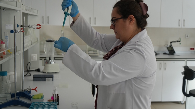 Sık sık gündeme gelen zehirlenmelerle ilgili uzmanlardan hayati uyarılar: "Denetlenen işletmeleri tercih edin"
Doç. Dr. Nesrin İçli: "Öldüren fosfit gazı, havalandırma sistemleri kapatılsa dahi duvardaki çatlaktan bile sızabiliyor"