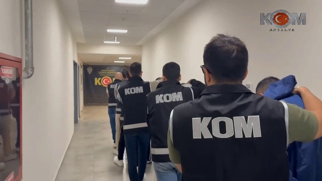 Antalya'da motosikletle gelip iş yerine kurşun yağdırdılar: O anlar kamerada
Antalya'daki iş yeri kurşunlamasıyla ilgili 6 şüpheli tutuklandı