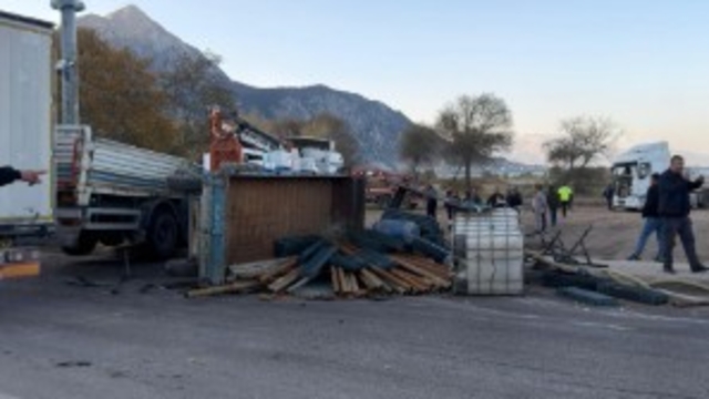 Eğirdir'de iki tırın çarpıştığı kazada sürücülerden biri yaralandı