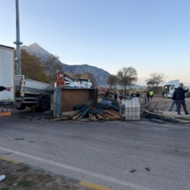 Eğirdir'de iki tırın çarpıştığı kazada sürücülerden biri yaralandı