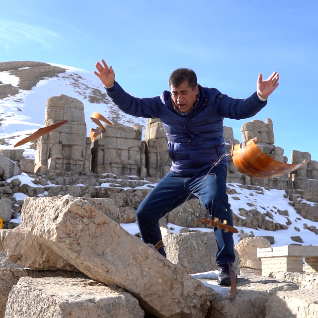 Türkücü Aydın Aydın, yapay zekaya karşı sazını parçaladı