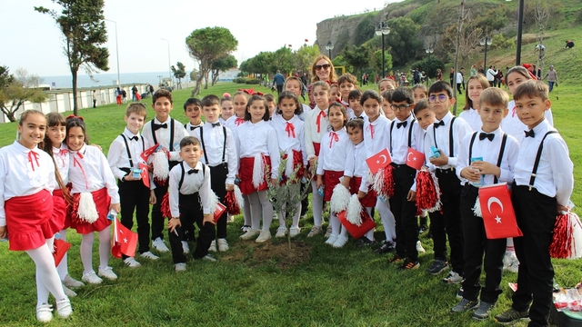 Gelibolu'da 300 zeytin fidanı toprakla buluştu