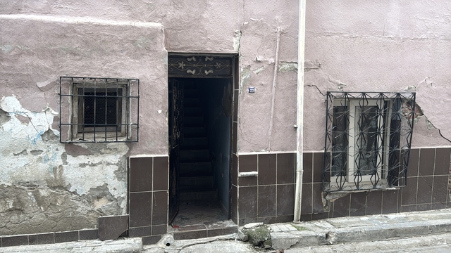 İzmir'de tünel çalışmaları nedeniyle hasar alan evlerin tahliyesi sırasında tartışma çıktı