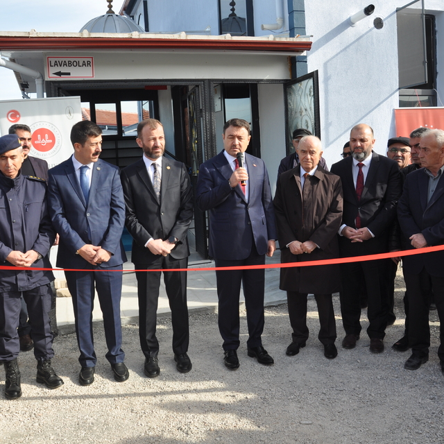 Kütahya'da hayırseverlerin destekleriyle yapımı tamamlanan cami ibadete açı...