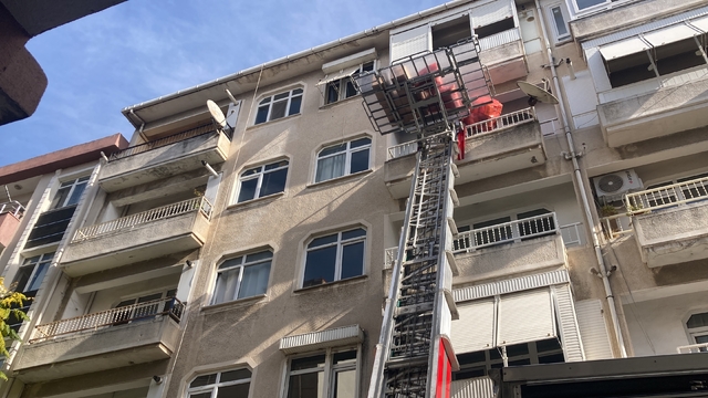 Kocaeli'de kolonlarında çatlak belirlenen 5 katlı bina mühürlendi