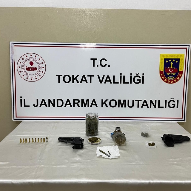 Erbaa'da jandarmadan uyuşturucu ve ruhsatsız silah operasyonu