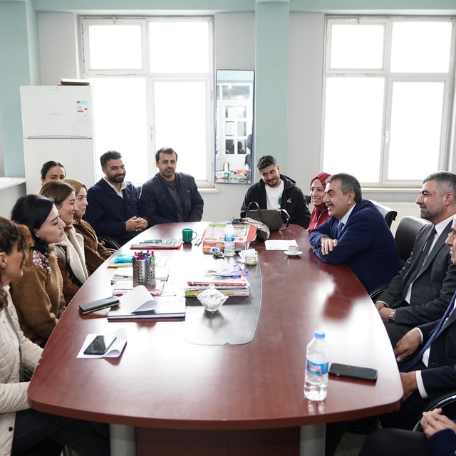 Mardin'e giden Bakan Tekin, Diyarbakır'da yol güzergahında bir okula uğradı