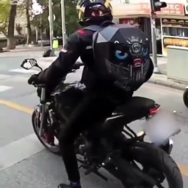 Uyanık sürücü yaptığı düzenekle plakasını gizledi
Düzenek yardımıyla plakas...