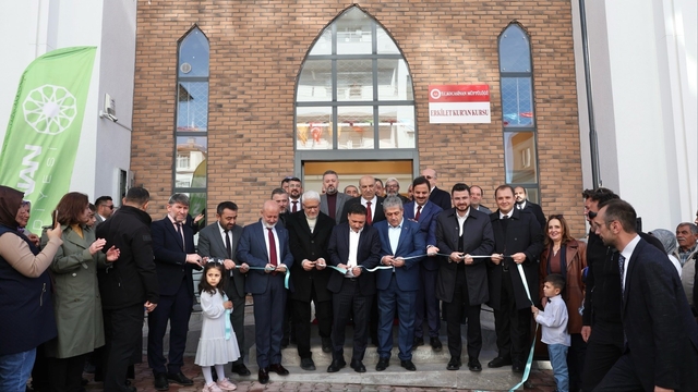 Başkan Çolakbayrakdar, "Vatandaşlarımıza daha konforlu yaşam imkanları sağlıyoruz"
Kocasinan'ın Erkilet Kur'an Kursu açıldı