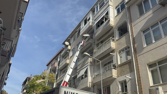 Kolonlarında çatlaklar tespit edilen 5 katlı bina mühürlendi
Darıca'da altında iş yeri bulunan riskli bina tahliye edildi