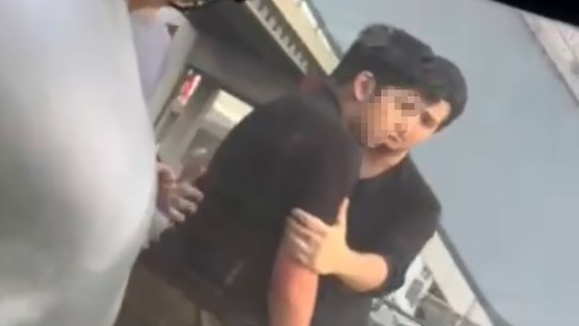 İzmir Metrosu'nda küfürlü saldırgan paniği