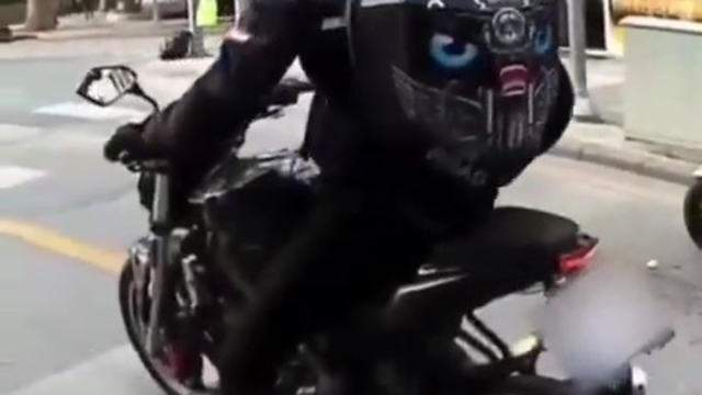 Uyanık sürücü yaptığı düzenekle plakasını gizledi
Düzenek yardımıyla plakası görünmeden kırmızı ışıkta geçen sürücü cezadan kaçamadı