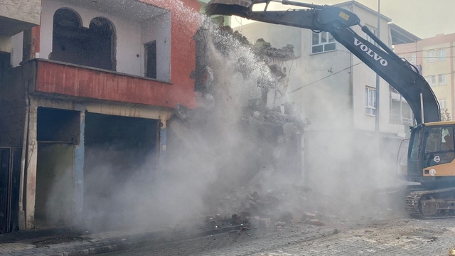 Batman'da 30 riskli yapının yıkımı gerçekleştirildi