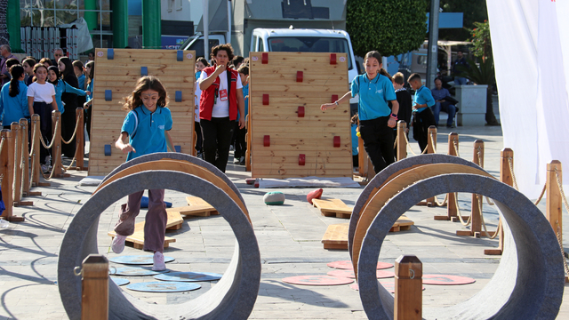 "Geleneksel Oyunlar Tırı" geçmişin oyunlarını Muğla'da çocuklarla buluşturdu