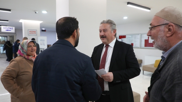 Başkan Palancıoğlu veznede emlak vergisini ödedi